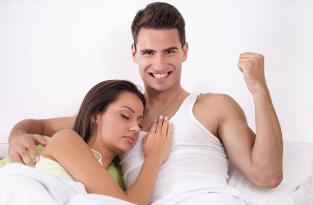 Сильний чоловік в ліжку з дівчиною