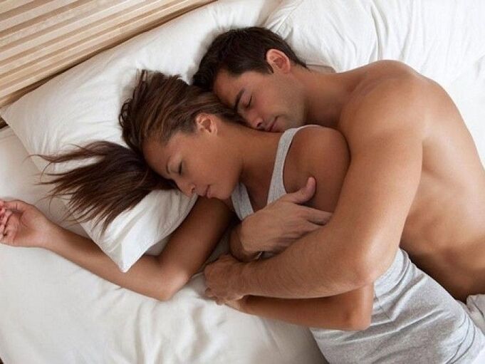 жінка в ліжку з чоловіком який зміцнив потенцію