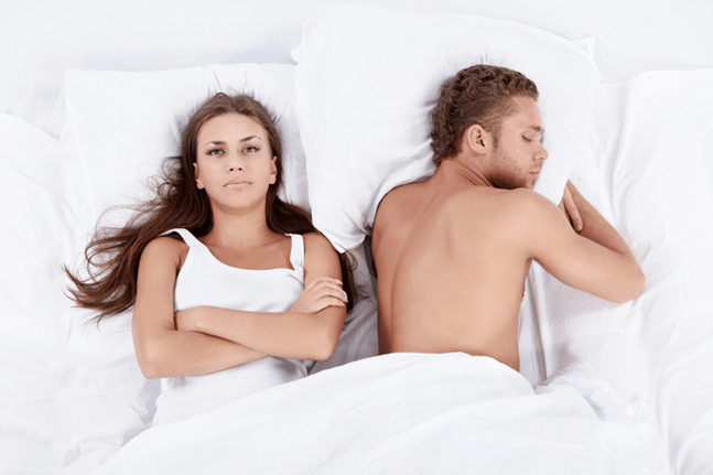 жінка в ліжку з чоловіком з поганою потенцією